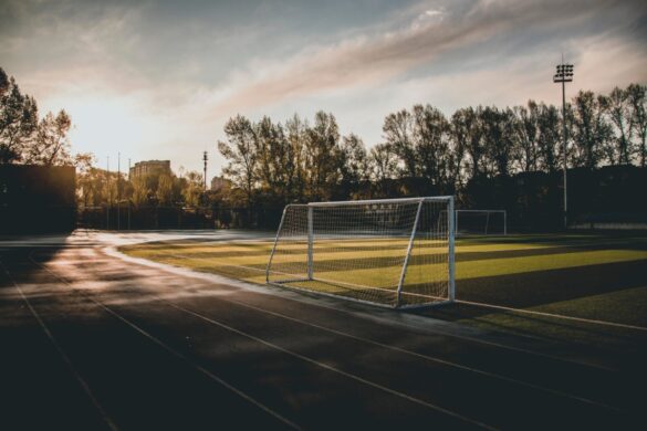 how does goal setting improve performance in sport